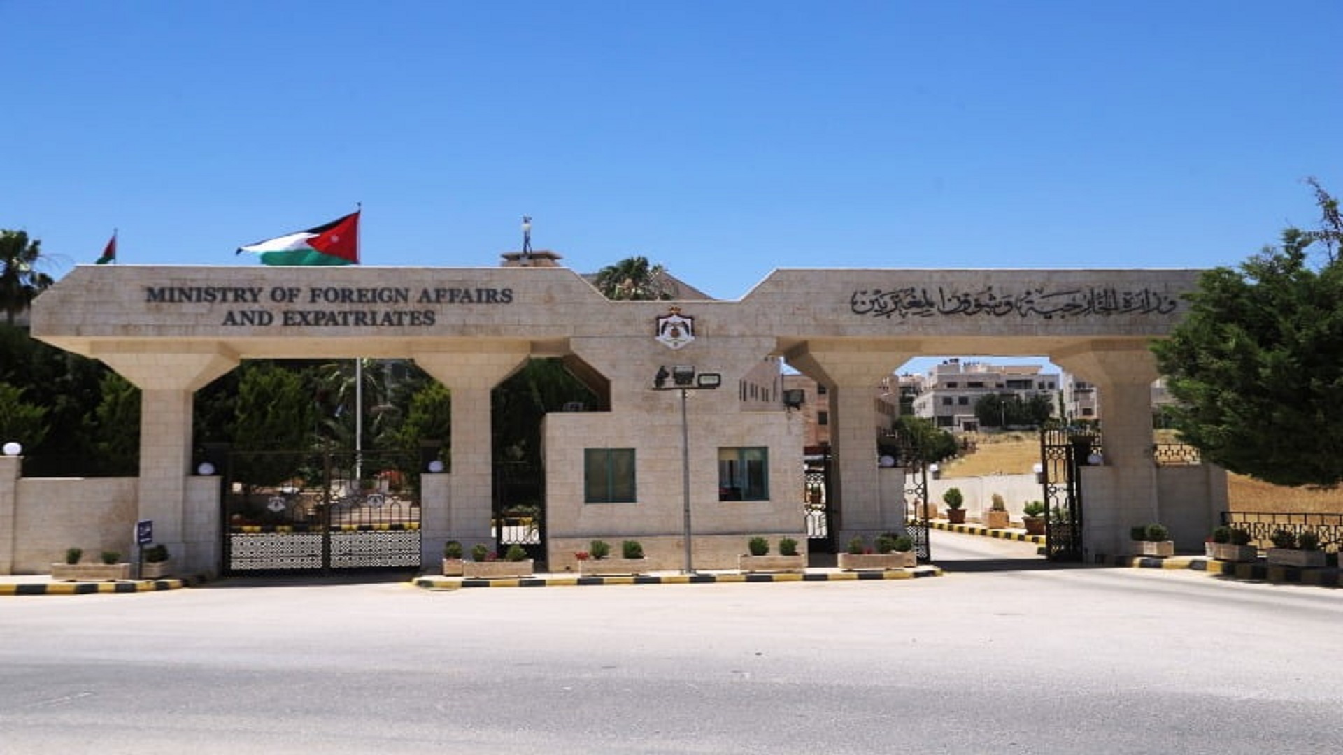 الخارجية الأردنية تدين قصف مدرسة تابعة للأنوروا في مخيم النصيرات